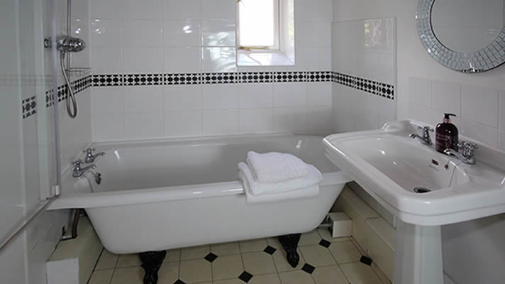 Monkstone Cottge - bathroom with shower over bath